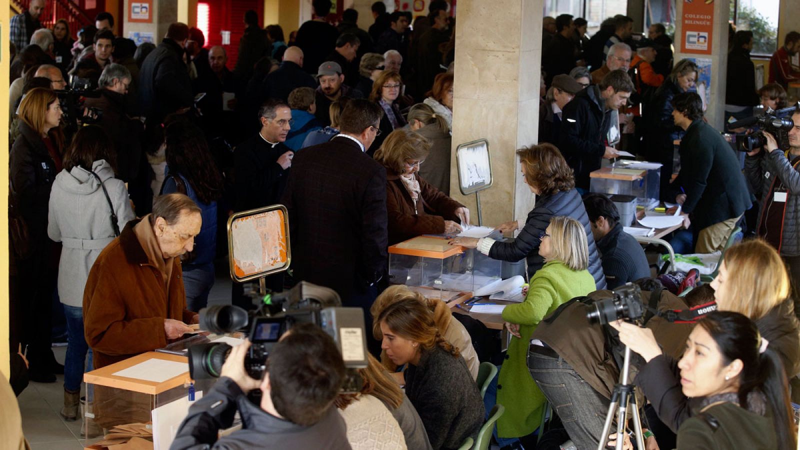 Ciudadanos acuden a votar en un colegio de Aravaca (Madrid) en las elecciones generales