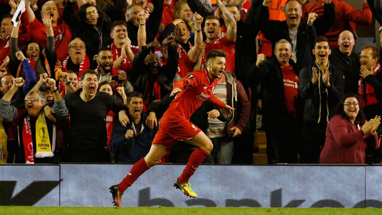 Sturrigde marca el segundo ante la alegría del público de Anfield