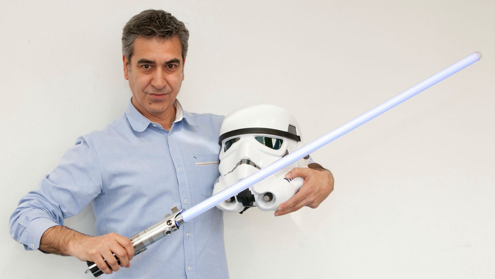 Arturo Martín, con el sable láser de la saga, un elemento legendario
