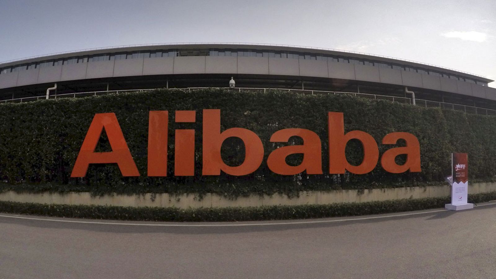 Logo de Alibaba en la sede de Hangzhou