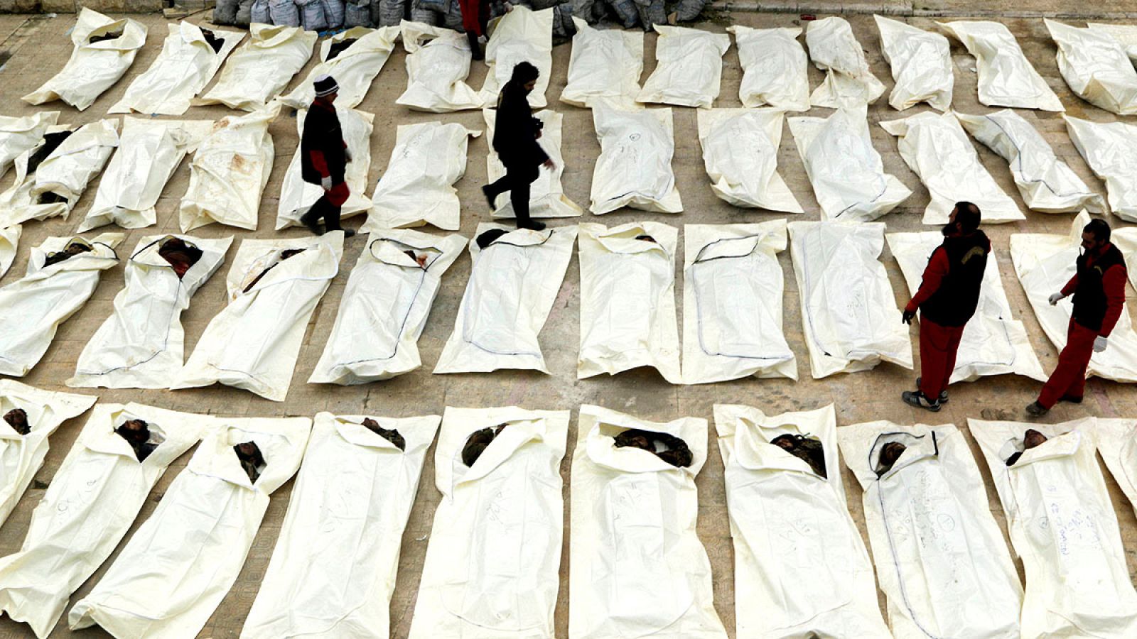 Varios trabajadores recuentan y documentan cadáveres tras los combates en Alepo