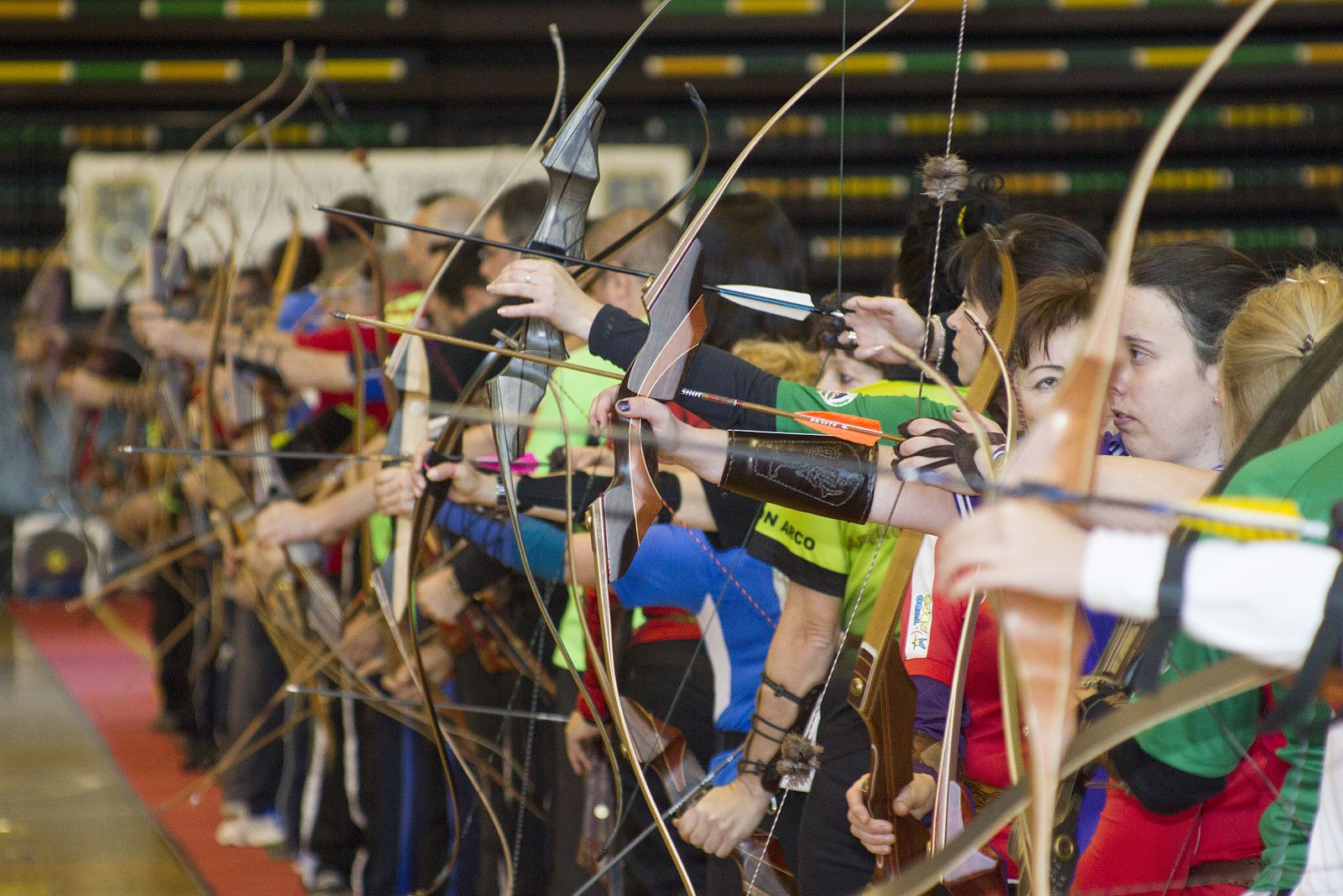 Participantes en una competición de arco tradicional