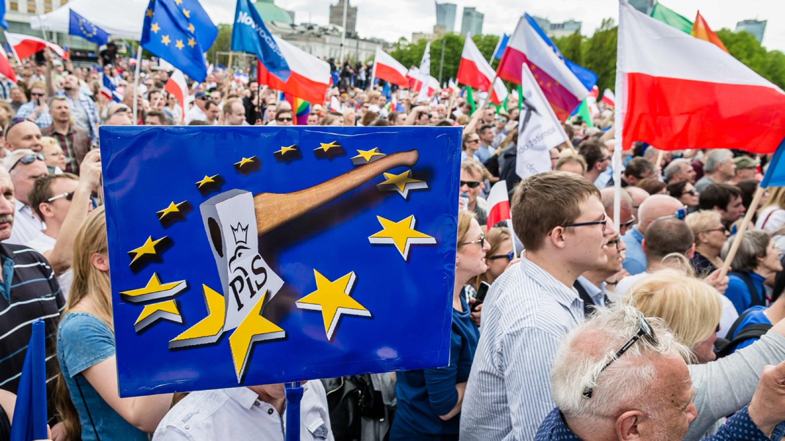 Multitudinaria manifestación en Varsovia, Polonia, contra el Gobierno.