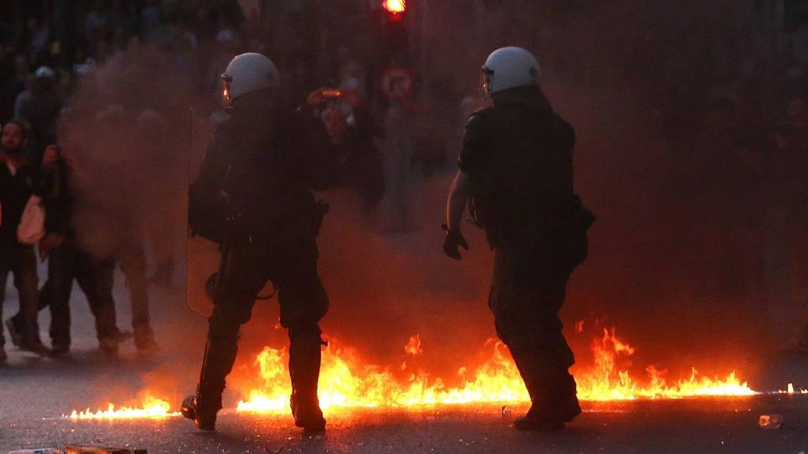 La policía griega lucha contra las llamas producidas por cócteles molotov