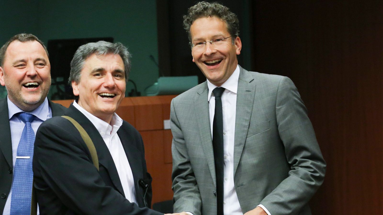 El presidente del Eurogrupo, Jeroen Dijsselbloem, saluda al ministro de Finanzas de Grecia, Euclides Tsakalotos