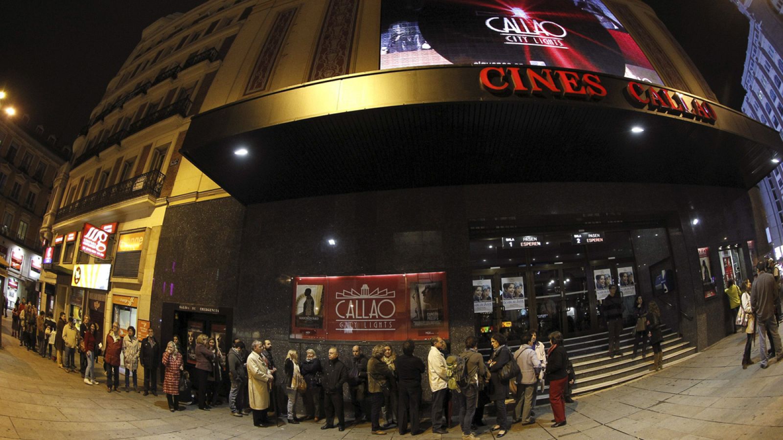 Colas en el cine Callao de Madrid con motivo de una de las ediciones de la Fiesta del cine.