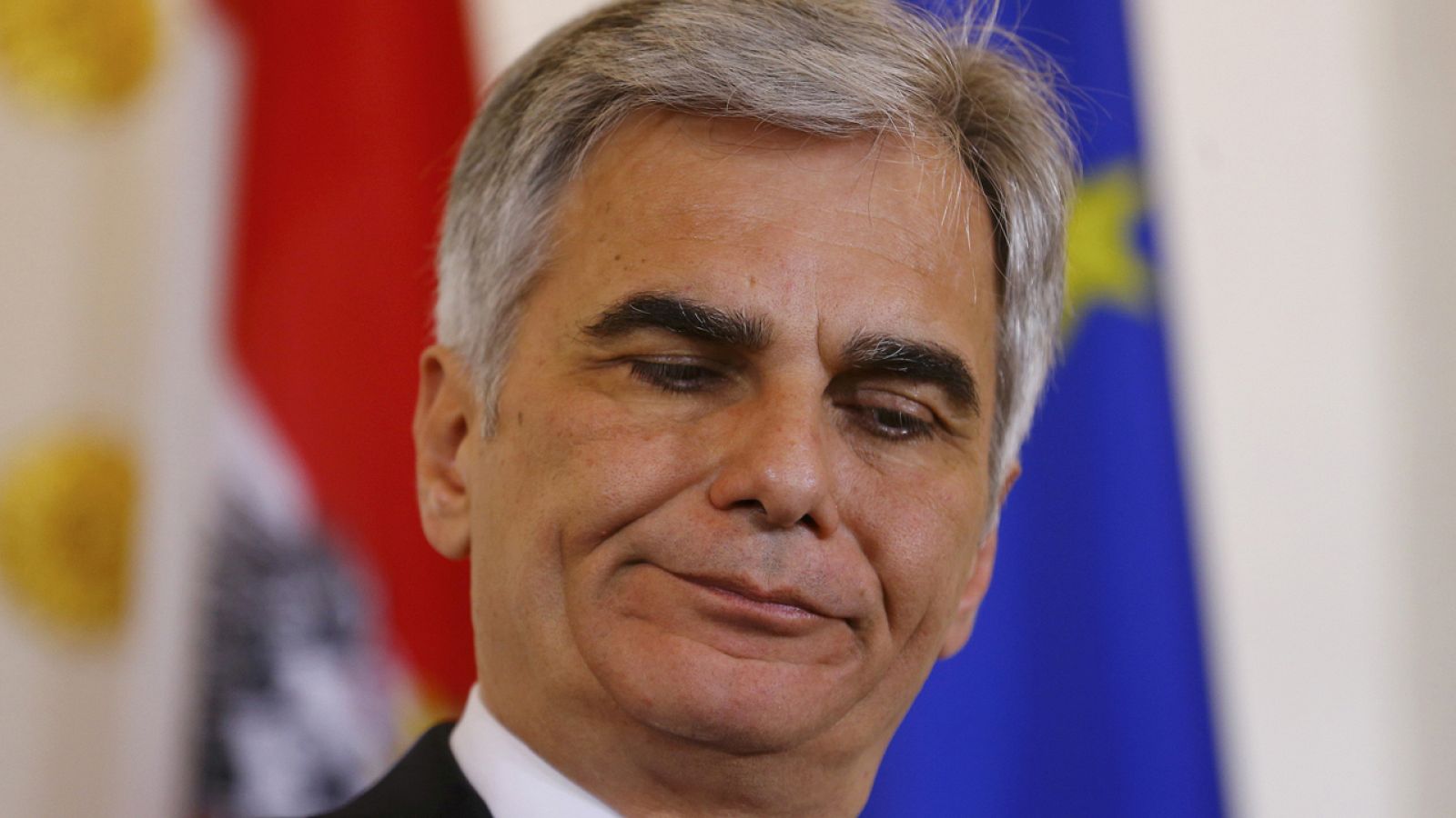 El canciller austríaco Faymann da una rueda de prensa en Viena