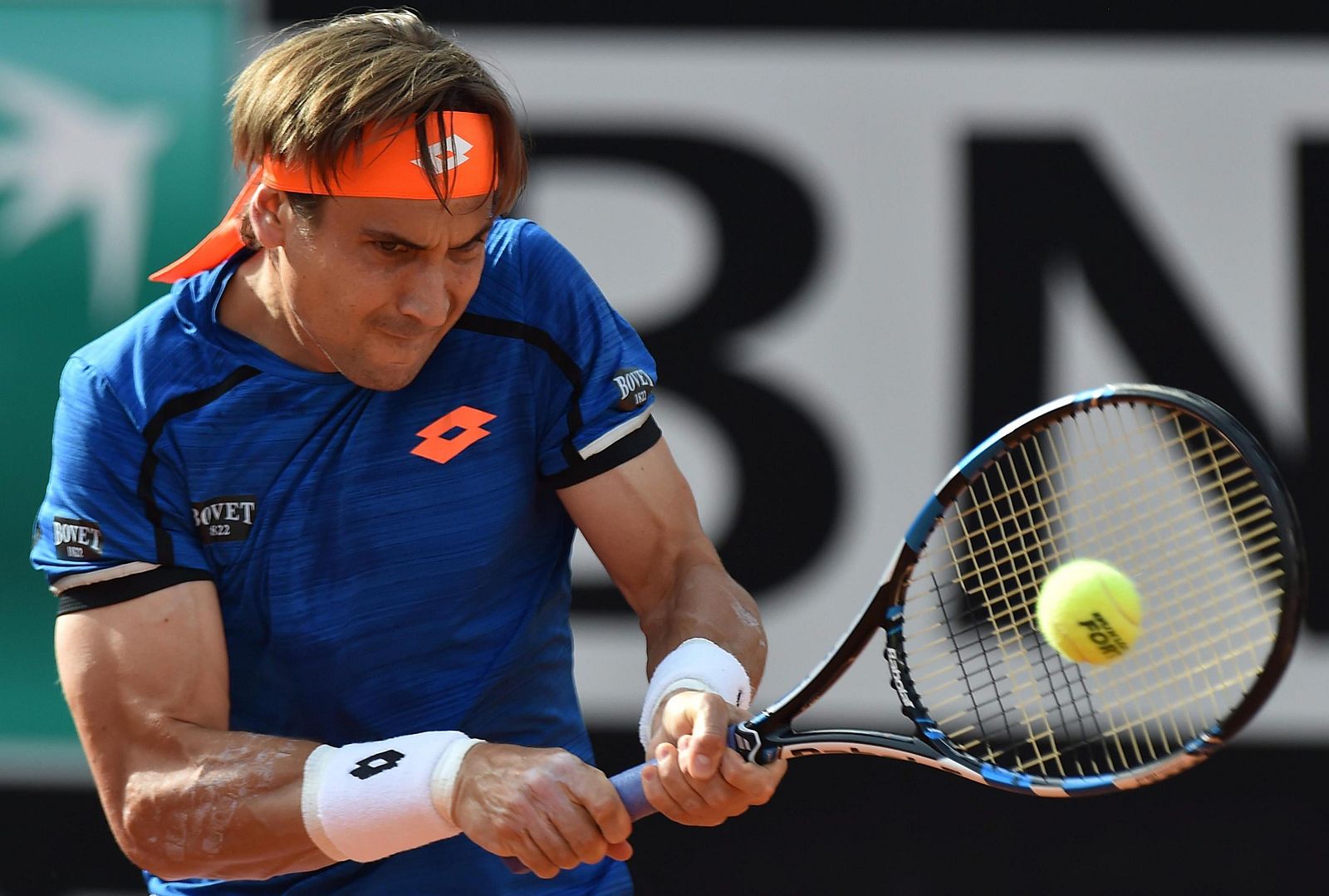 Ferrer devuelve la bola al italiano Filippo Volandri.