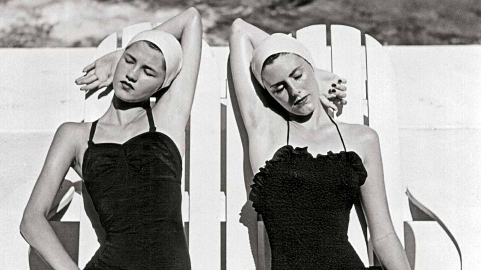 Detalle de la fotografia Gemelas en la playa, 1949. Foto: Louis Dhal-Wolfe