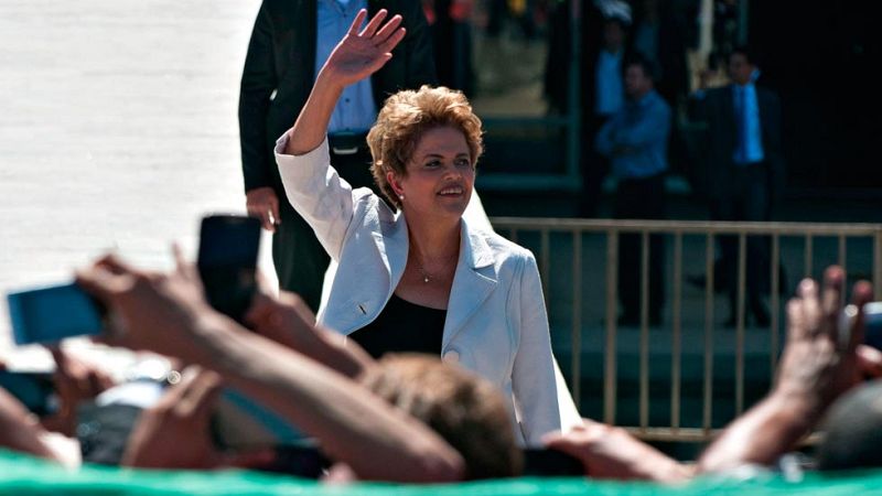 Rousseff deja su cargo prometiendo que luchará y pide a sus seguidores que se movilicen contra el "golpe"