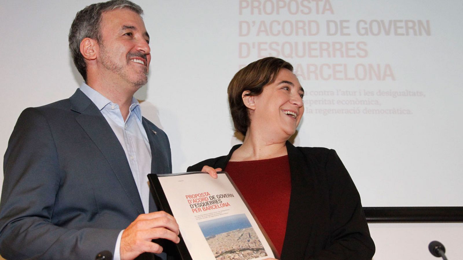 La alcaldesa de Barcelona, Ada Colau, y el presidente del grupo municipal socialista, Jaume Collboni