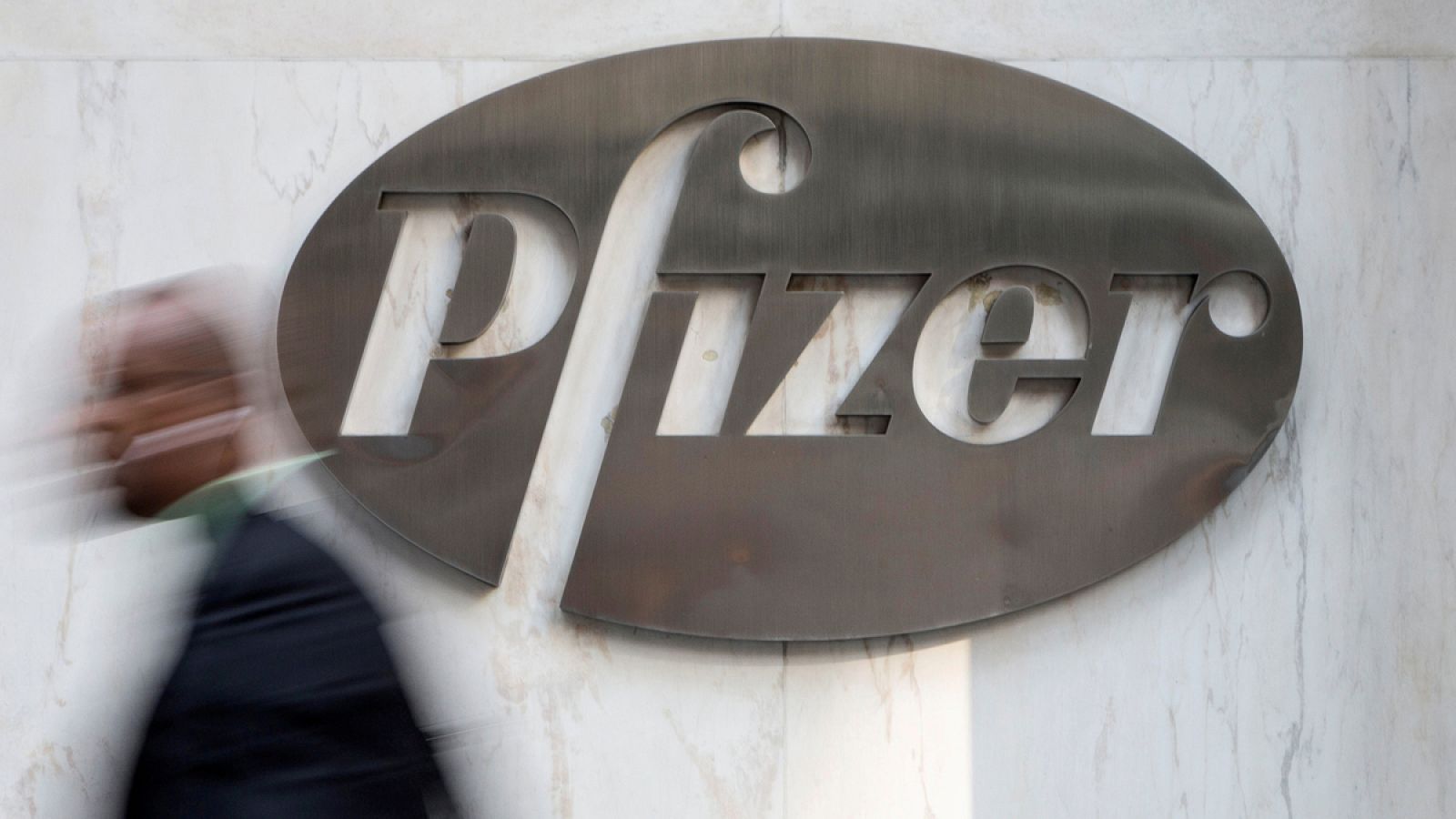 El logo de la farmacéutica Pfizer en una calle de Nueva York en una imagen de archivo.