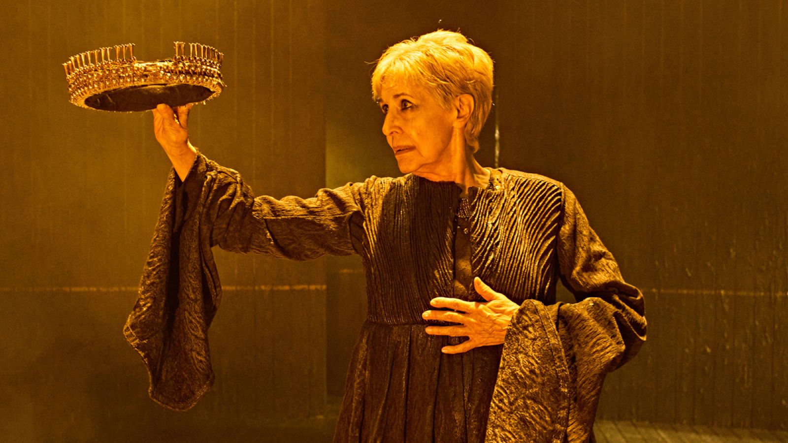 Concha Velasco interpreta a Juana La Loca en 'Reina Juana', en el Teatro de La Abadía