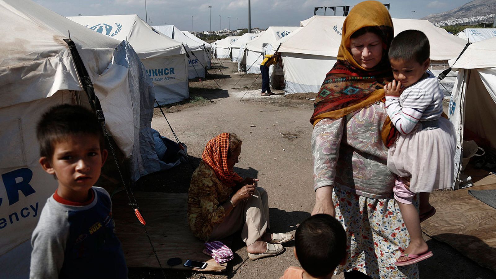 Refugiados en el antiguo Complejo Olímpico Helliniko, donde más de 1.000 refugiados se alojan en Atenas