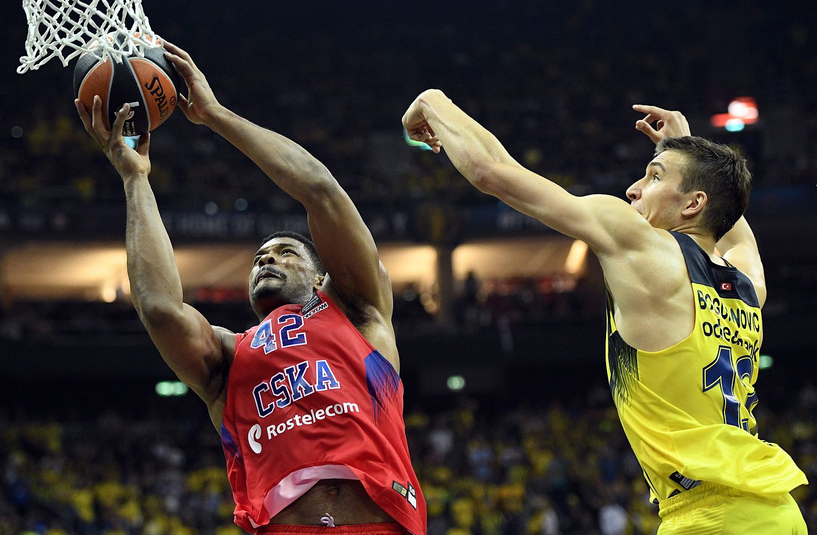 Bogdan Bogdanovic en acción ante Pavel Korobkow.