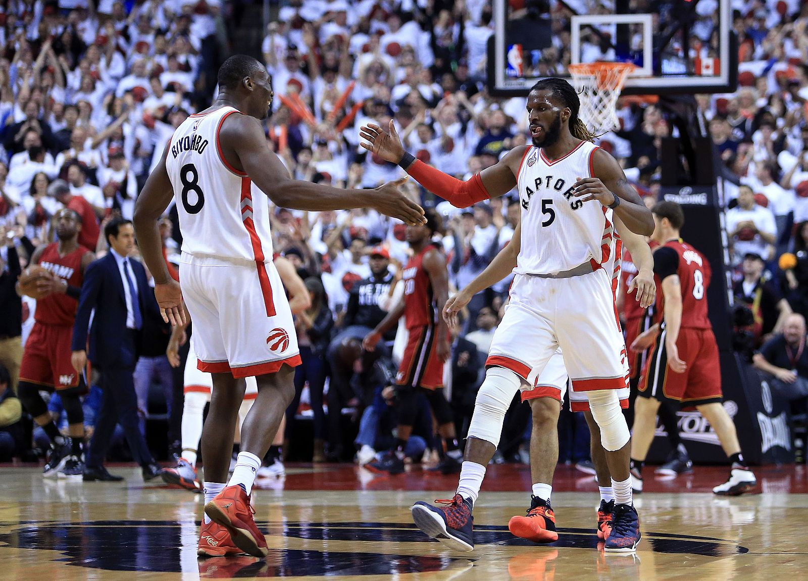 Los Toronto Raptors celebran su pase a la final de conferencia.