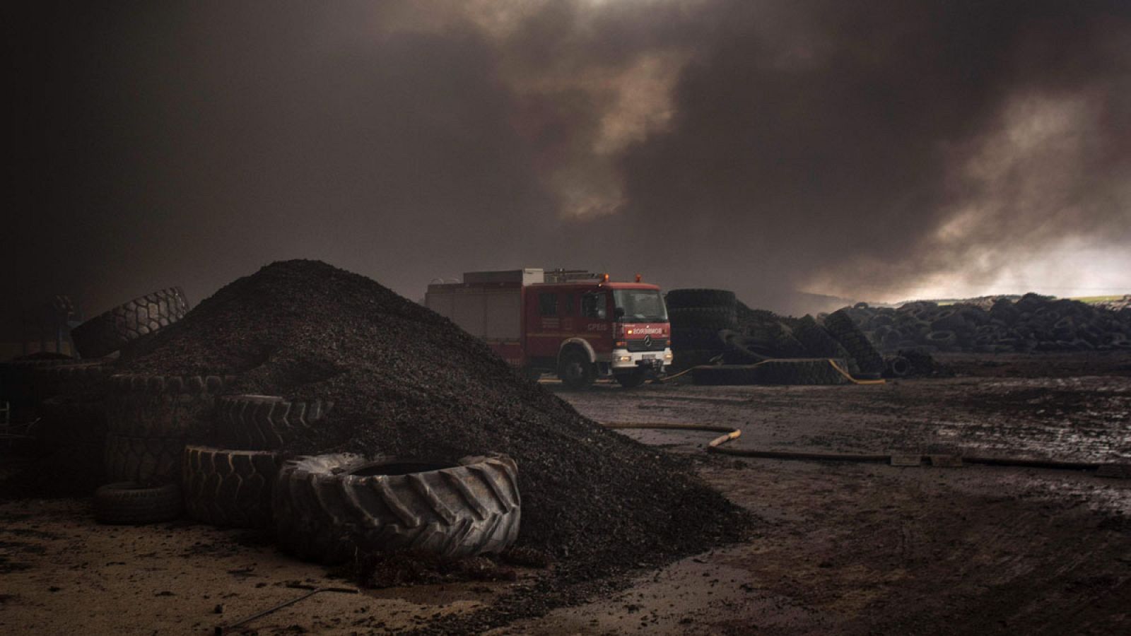 Tareas de extinción del incendio en el cementerio ilegal de neumáticos