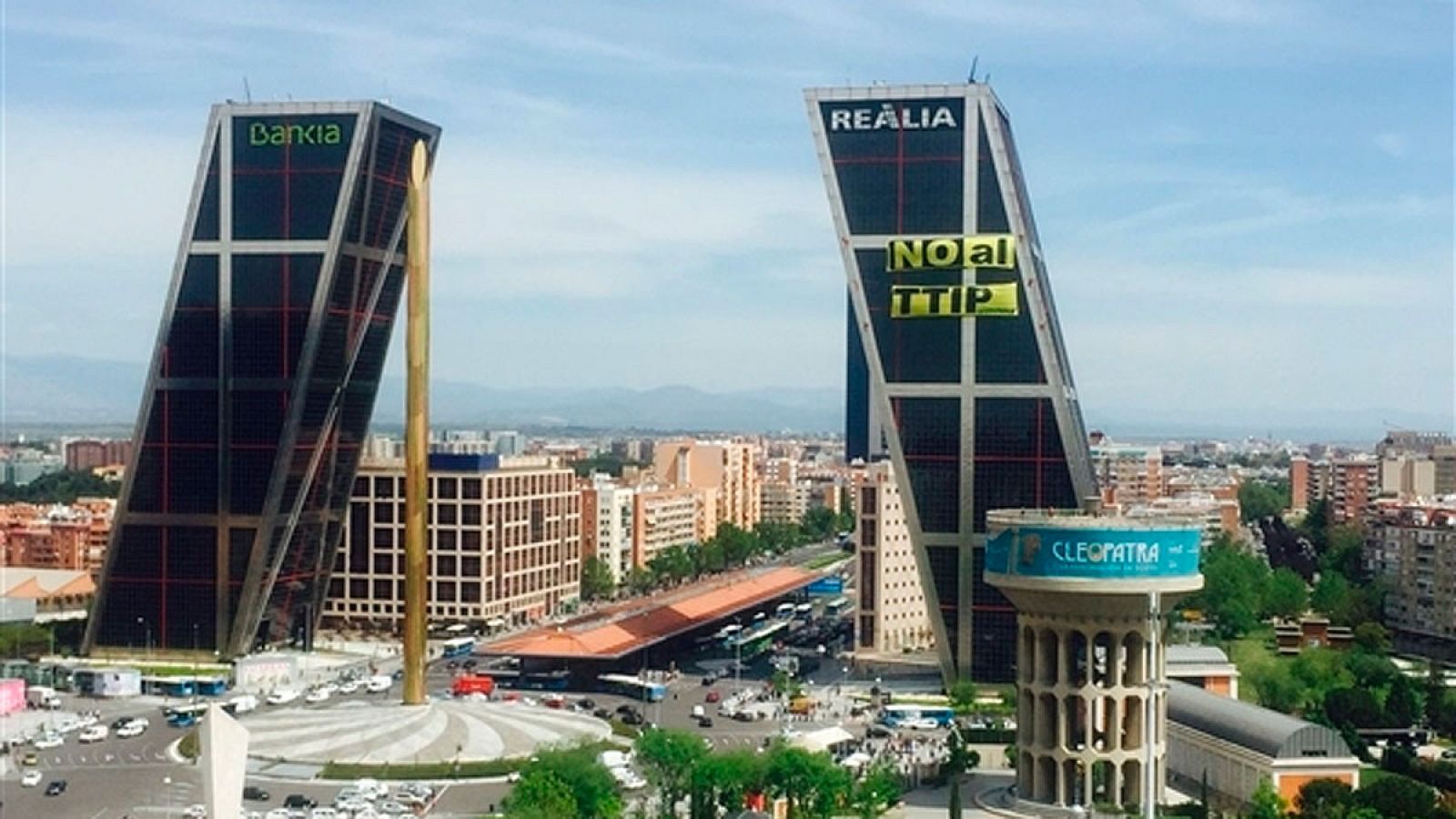 Activistas de Greenpeace extienden una pancarta contra el TTIP.