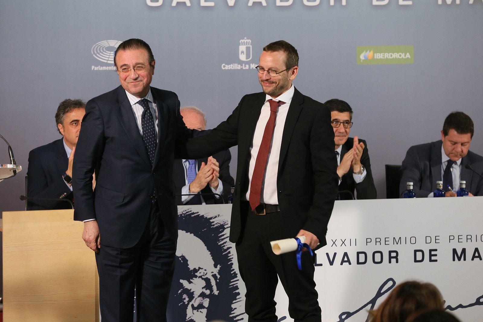 Fernando Eguidazu entrega el premio a Antonio Delgado