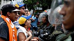 La policía de Venezuela impide la marcha de la oposición en Caracas para exigir un referéndum