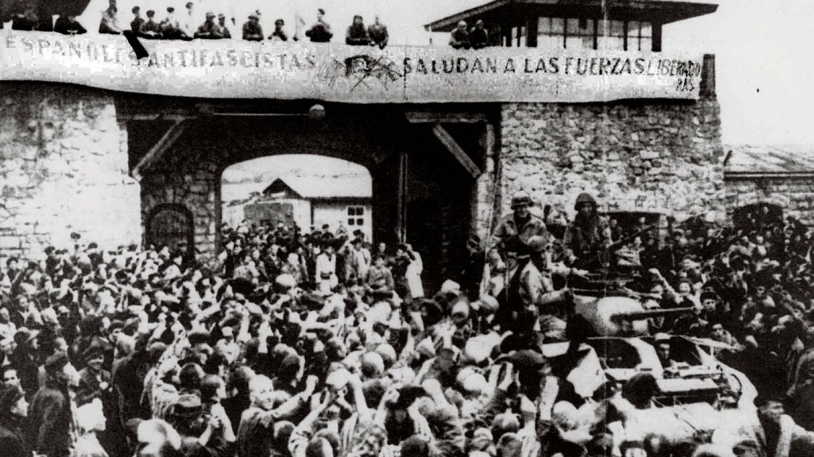 Imagen del 6 de mayo de 1945 que muestra la alegría de los supervivientes ante la segunda llegada de las tropas estadounidenses al campo de concentración de Mauthausen.
