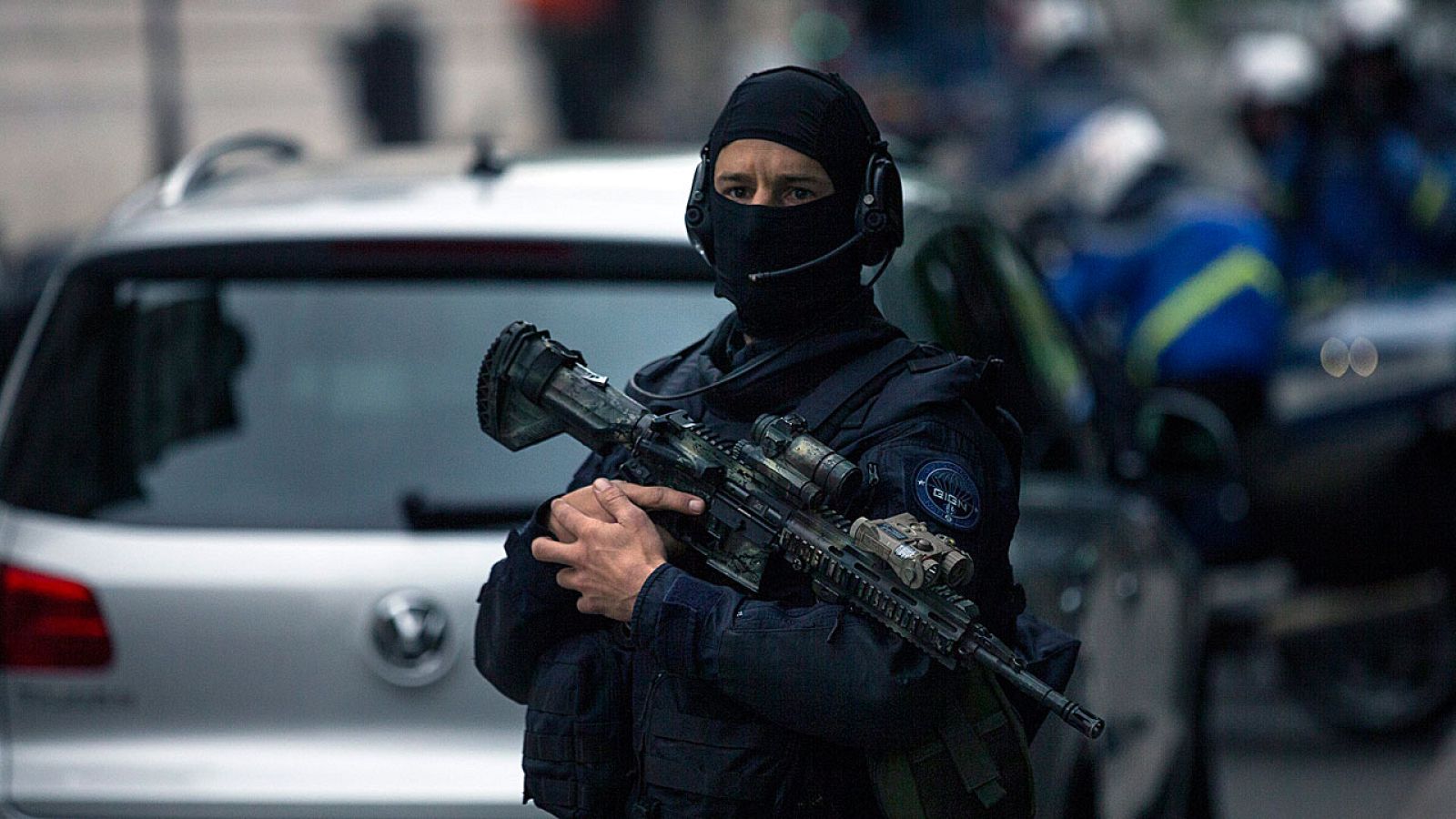 Un miembro de la Fuerza de Intervención de la Gendarmería Nacional (GIGN) vigila en las inmediaciones del Palacio de Justicia, donde Salah Abdeslam comparece. EFE/Etienne Laurent