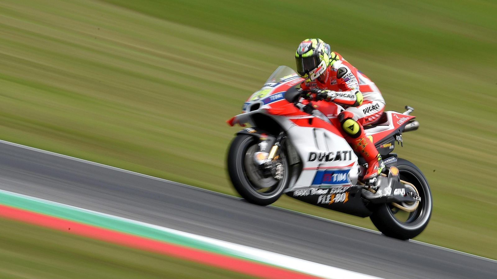 Andrea Iannone lidera los entrenamientos libres en el GP de Italia