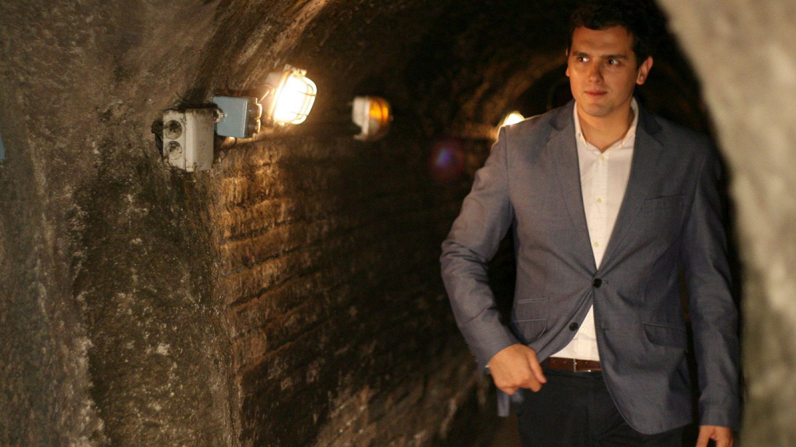 El líder de Ciudadanos, Albert Rivera, durante su visita a las cavas de la empresa Freixenet