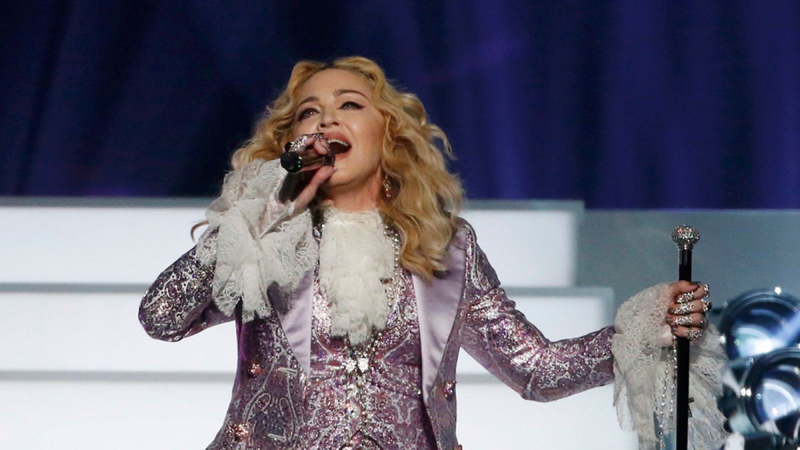 Madonna interpreta "Nothing compares 2 U" durante los premios Billboard en Las Vegas.
