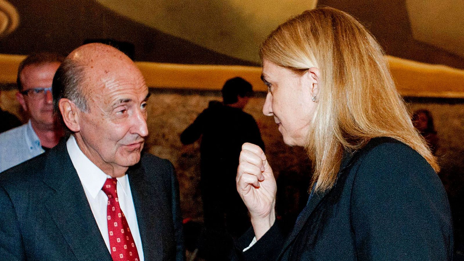 La infanta Cristina (d), conversa con su abogado Miquel Roca