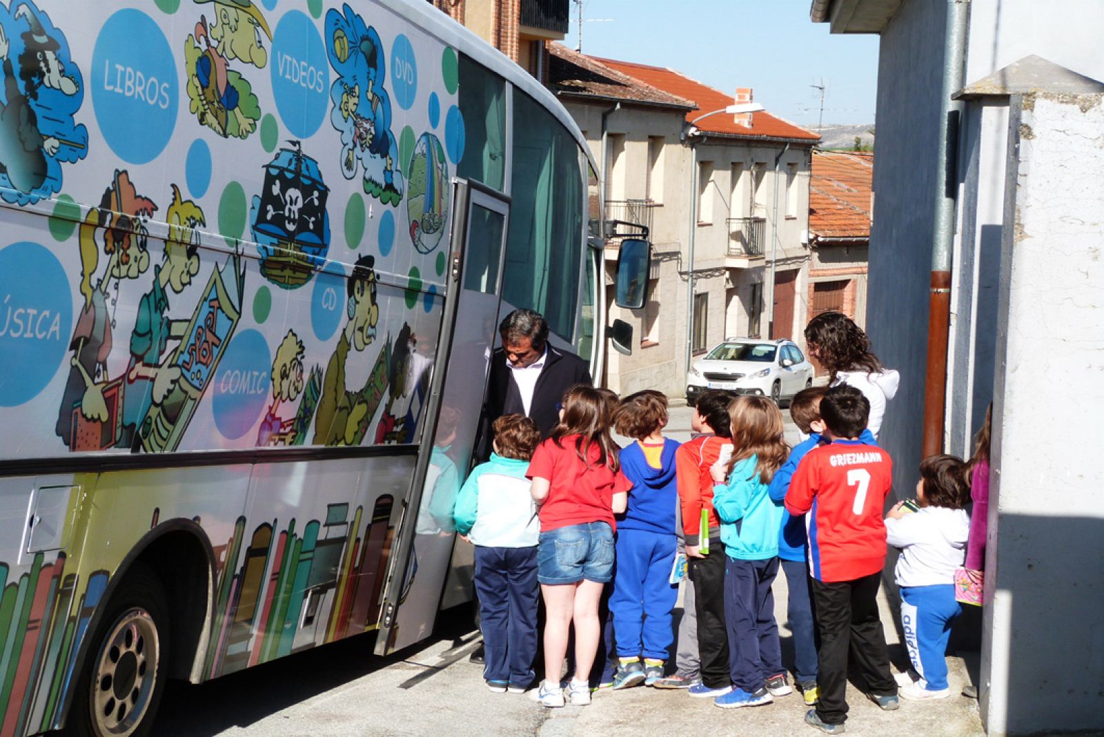 Los escolares son grandes usuarios del bibliobus