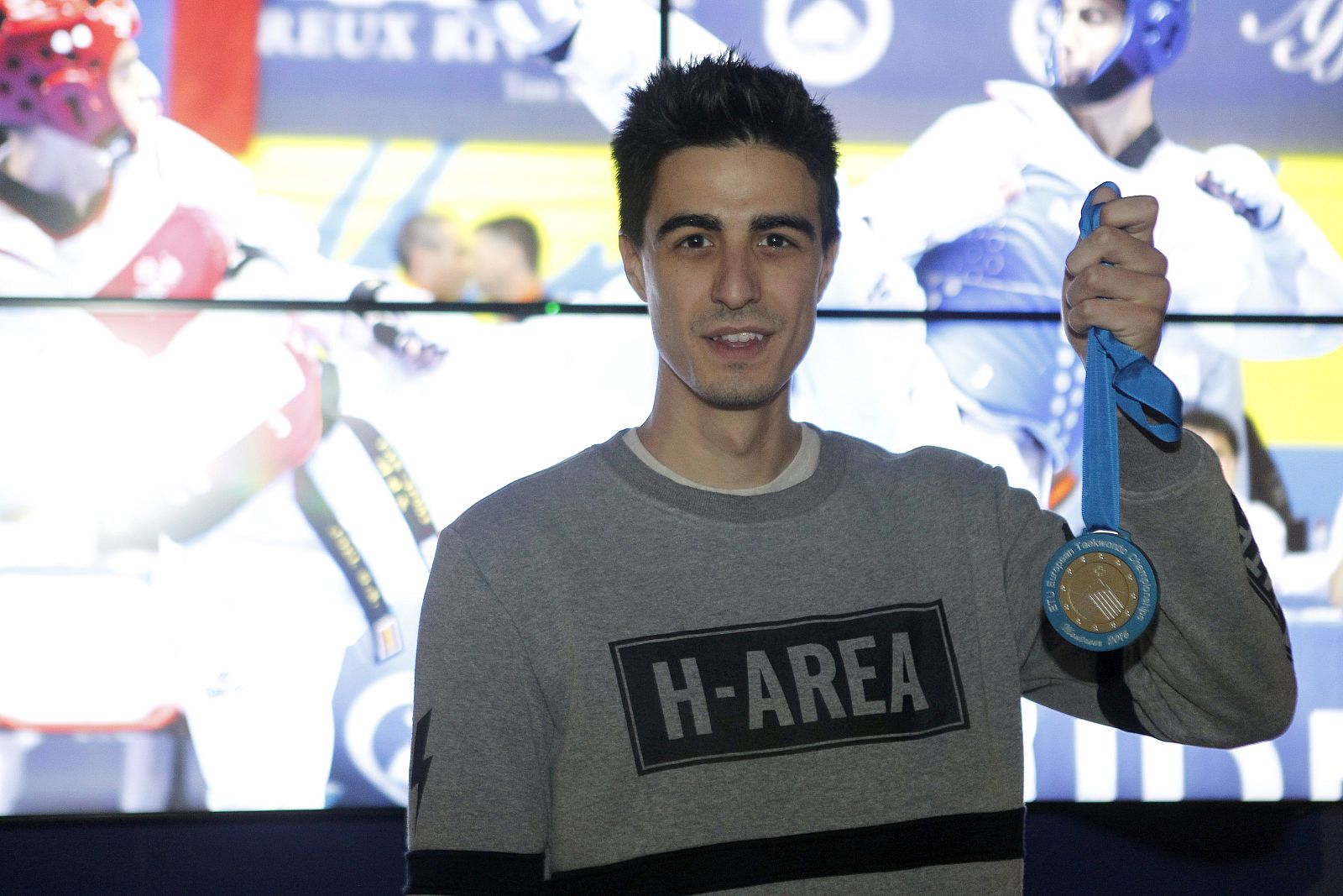 El taekwondista Joel González, posa con la medalla de bronce ganada en los Europeos de Montreux (Suiza).