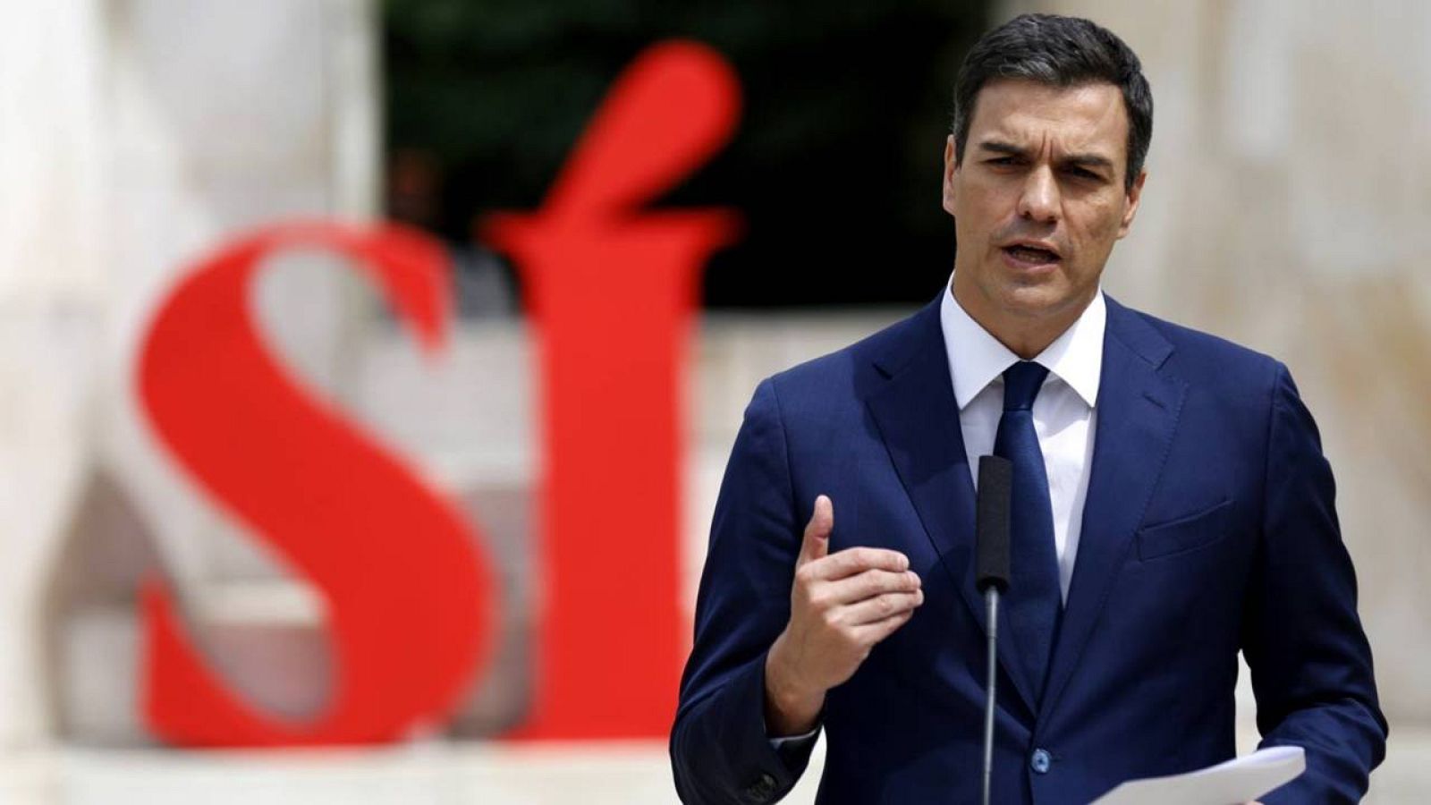 Sánchez, frente al monumento a la Constitución Española, en Madrid