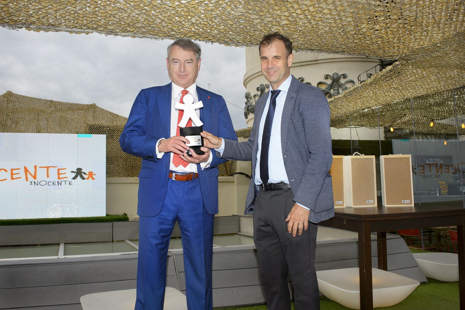 José Antonio Sánchez, presidente de RTVE, con José Velasco, presidente de la Fundación Inocente.