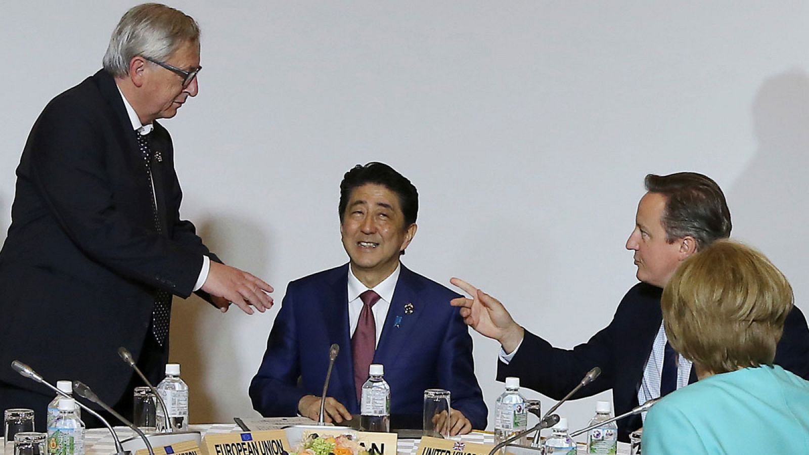 El primer ministro japonés, Shinzo Abe, junto al presidente de la Comisión Europea, Jean-Claude Juncker; el primer ministro británico, David Cameron; y la canciller alemana, Angela Merkel.