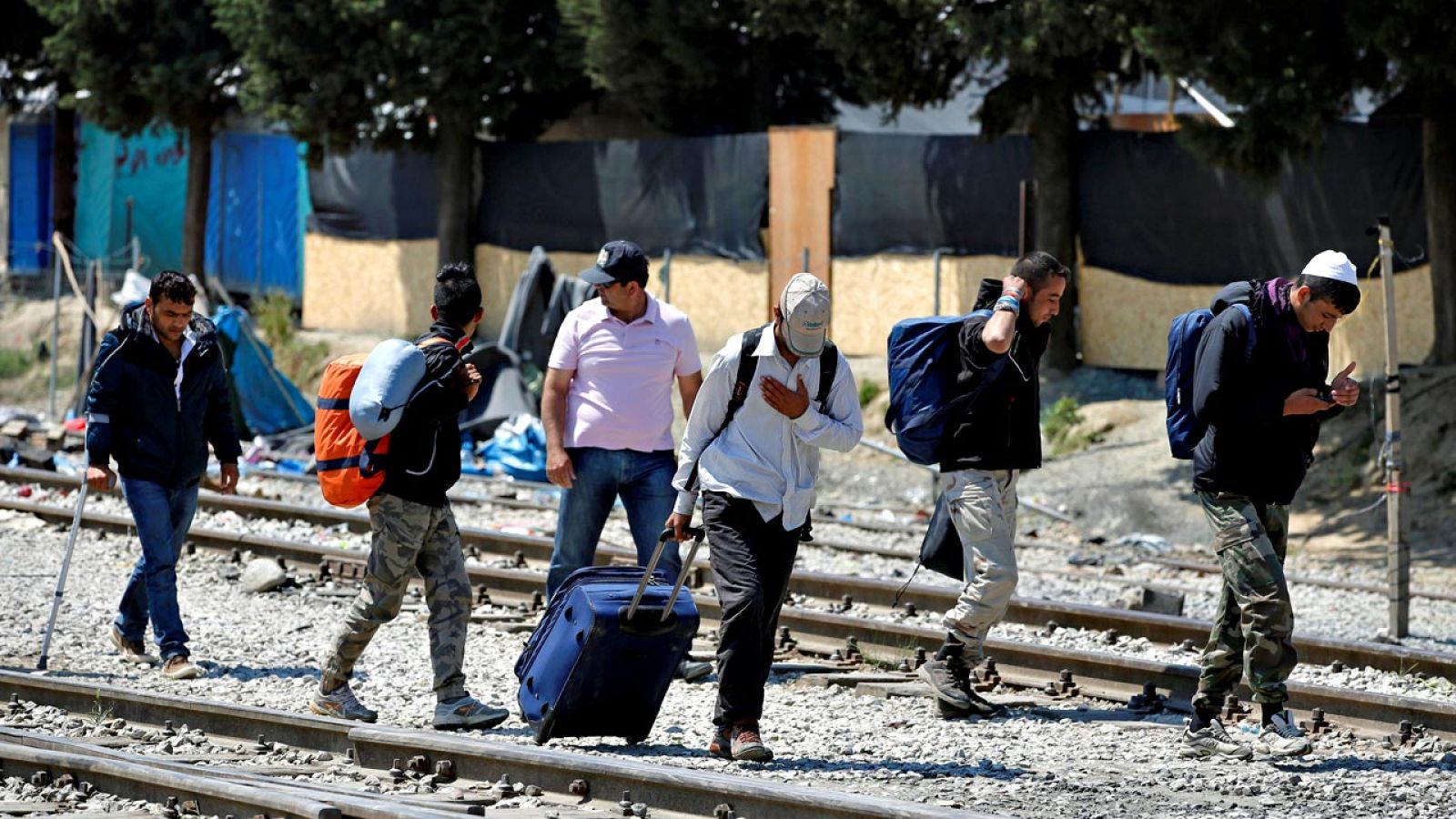 Un grupo de inmigrantes abandona el campo de Idomeni