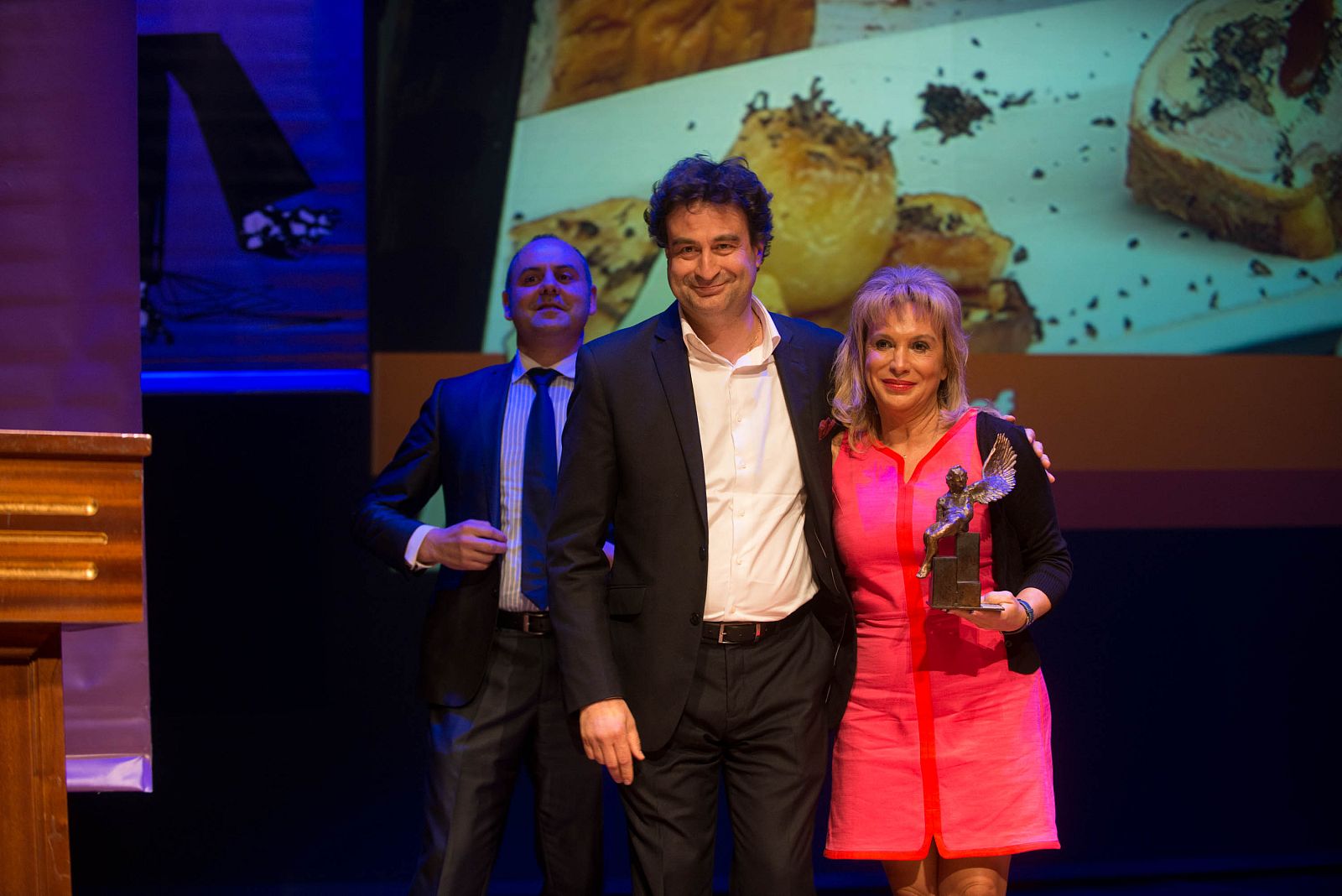 Pepe Rodríguez y Toñi Prieto con el galardón a 'MasterChef'