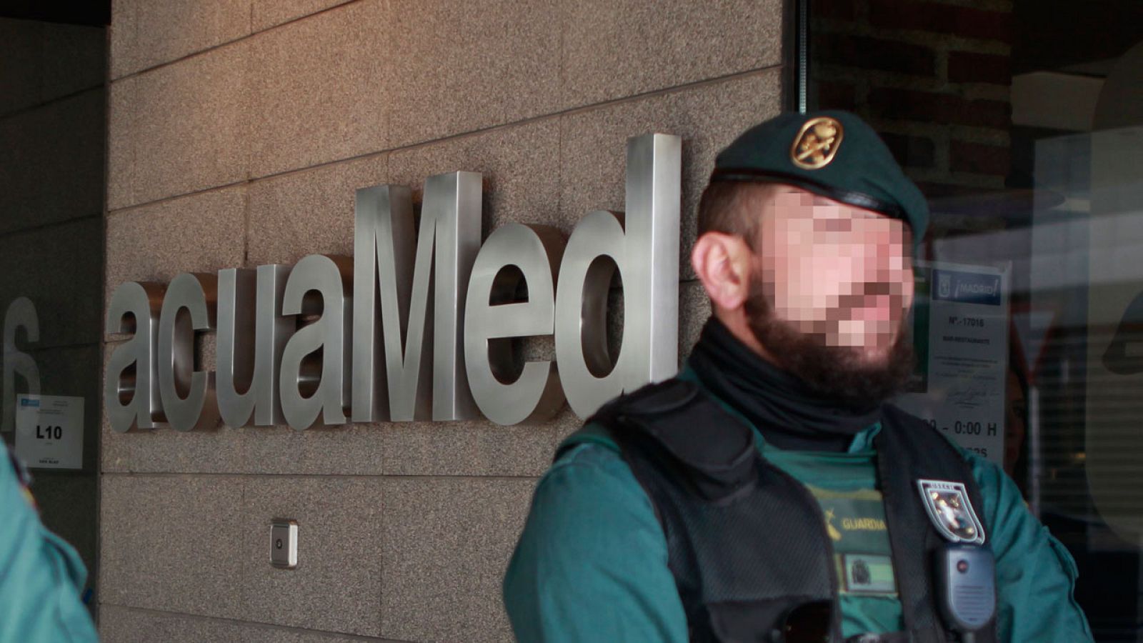 Un guardia civil durante el registro de la empresa Acuamed en una foto de archivo