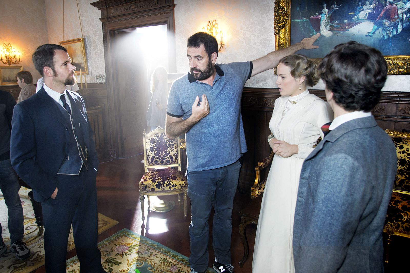 Daniel Calparsoro da indicaciones a los actores de 'Victor Ros'