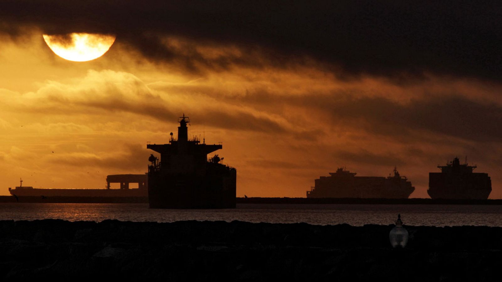 Cargueros anclados frente al puerto de Los Ángeles