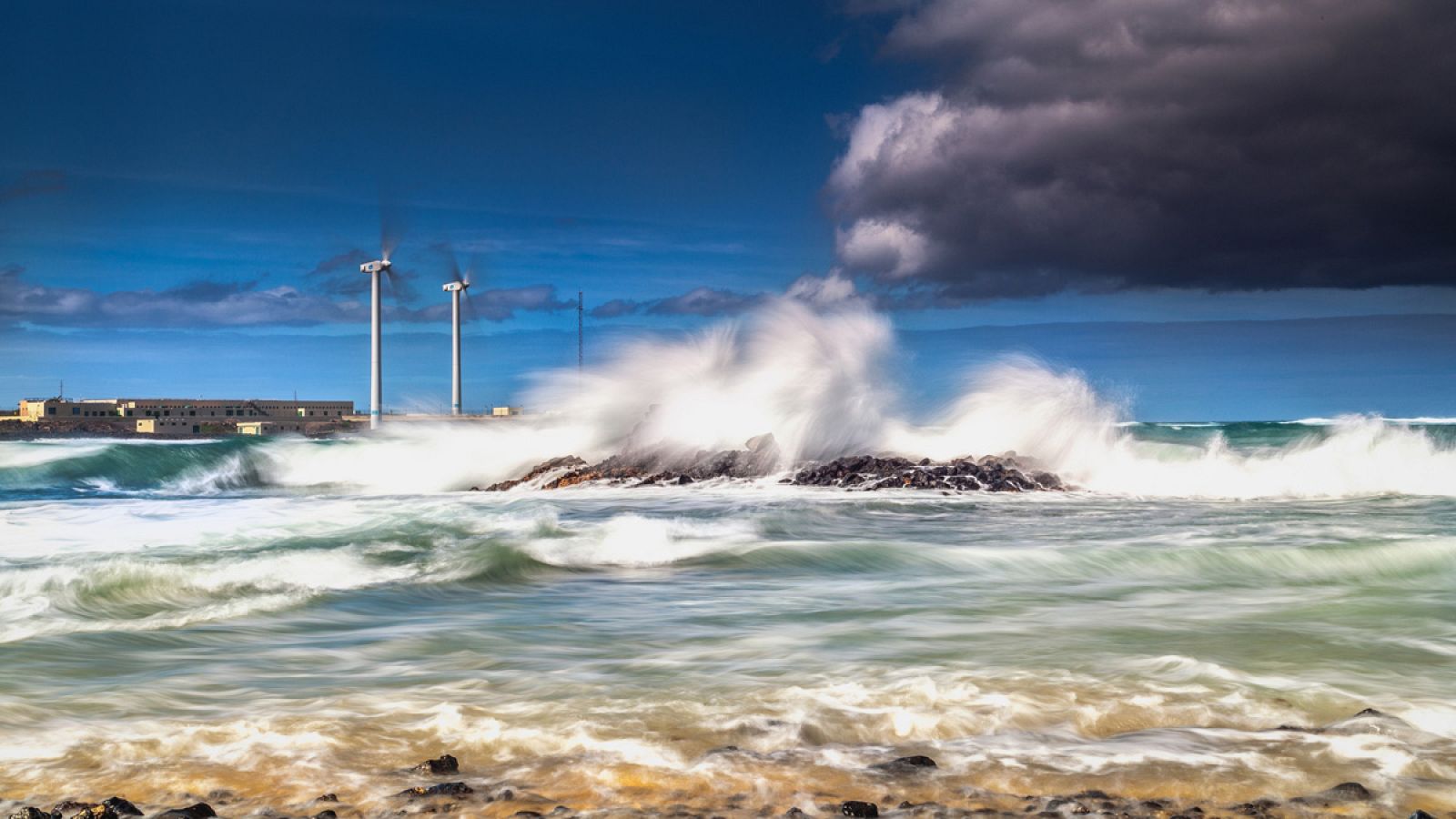 Aerogeneradores en la isla canaria de Fuerteventura, España