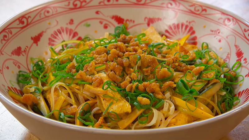 Receta de pollo marinado con fideos de arroz