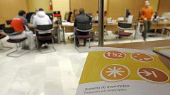 Los parados con prestación caen de los dos millones y la cobertura baja al 52,9% en abril