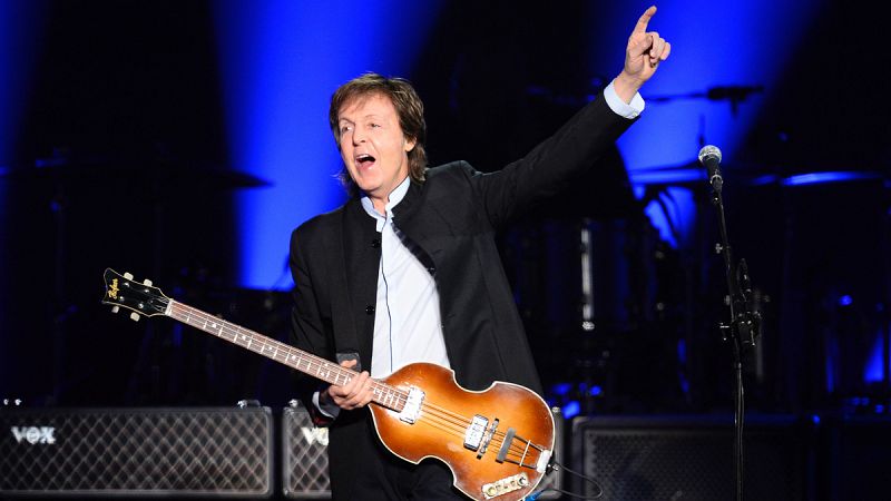 Paul McCartney ondea la bandera de los Beatles 