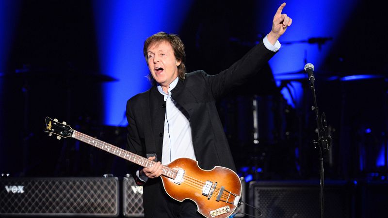 Paul McCartney ondea la bandera de los Beatles Paul McCartney ondea la bandera de los Beatles