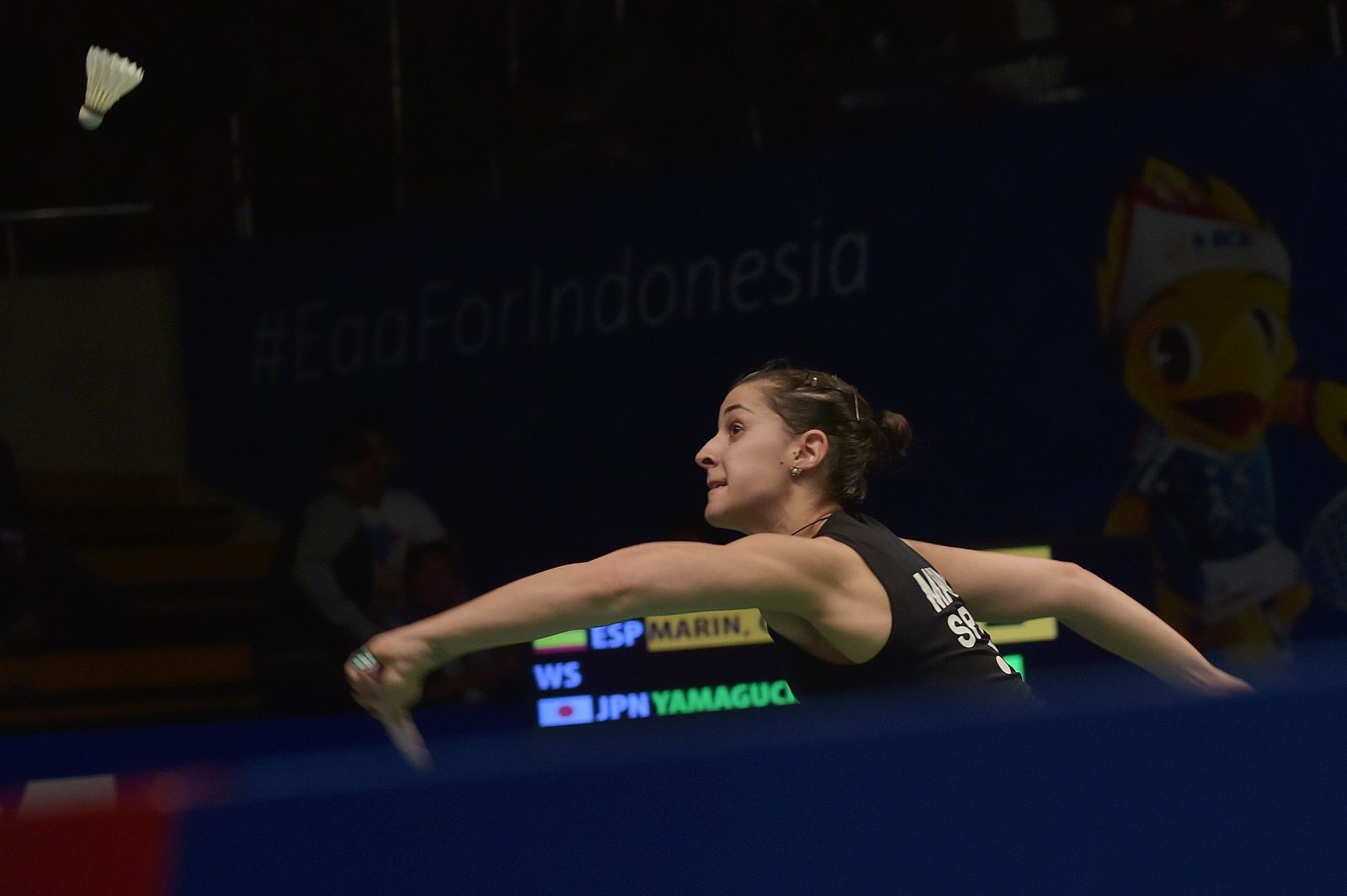 Carolina Marín devuelve el volante a la japonesa Akane Yamaguchi.