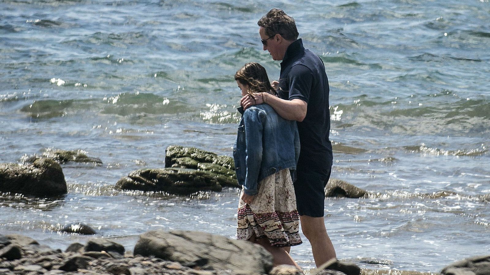 El primer ministro de Reino Unido, David Cameron, pasea junto a su hija por la playa en la localidad de Playa Blanca (Lanzarote)