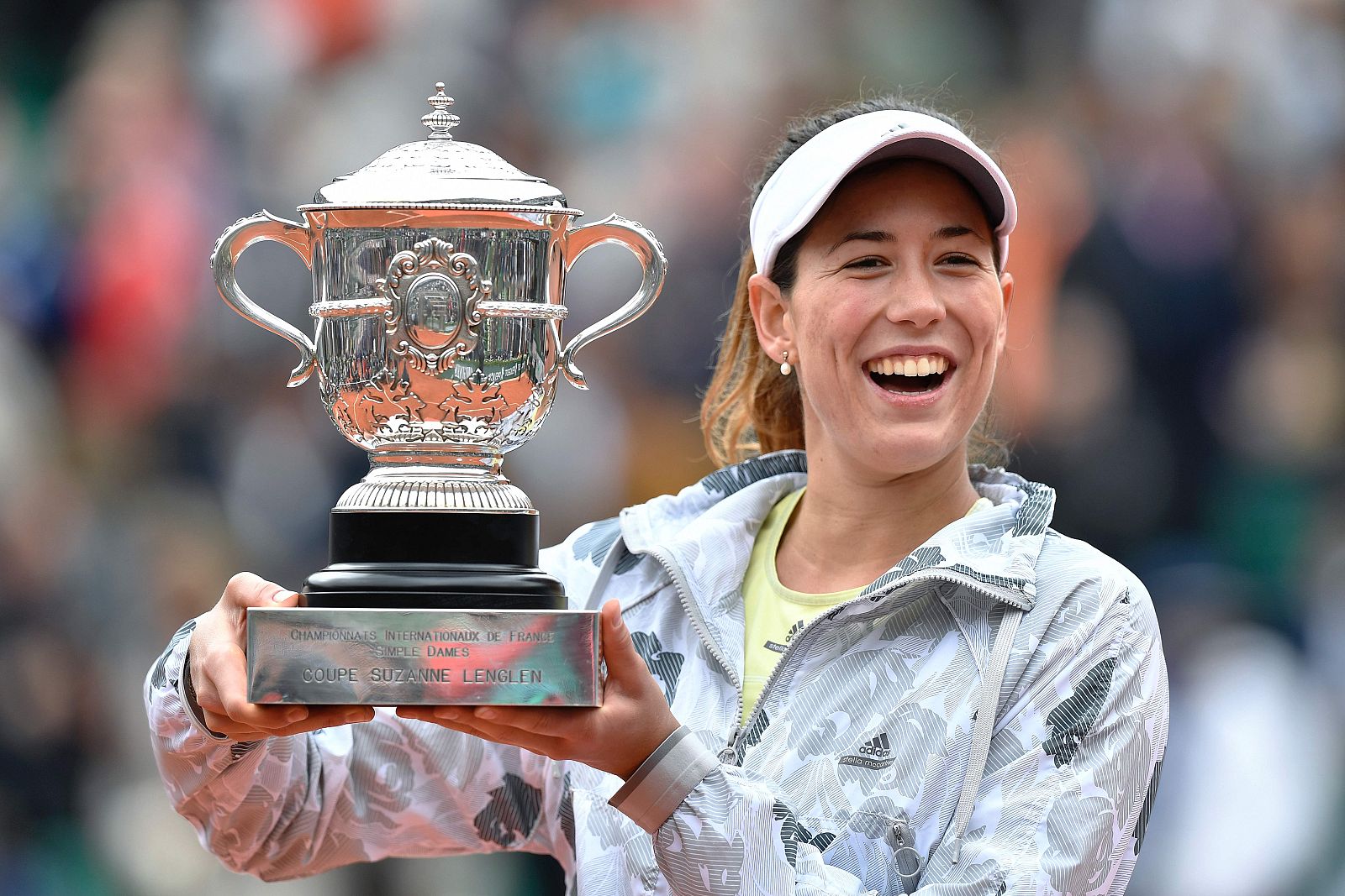 Muguruza posa con la copa de campeón.