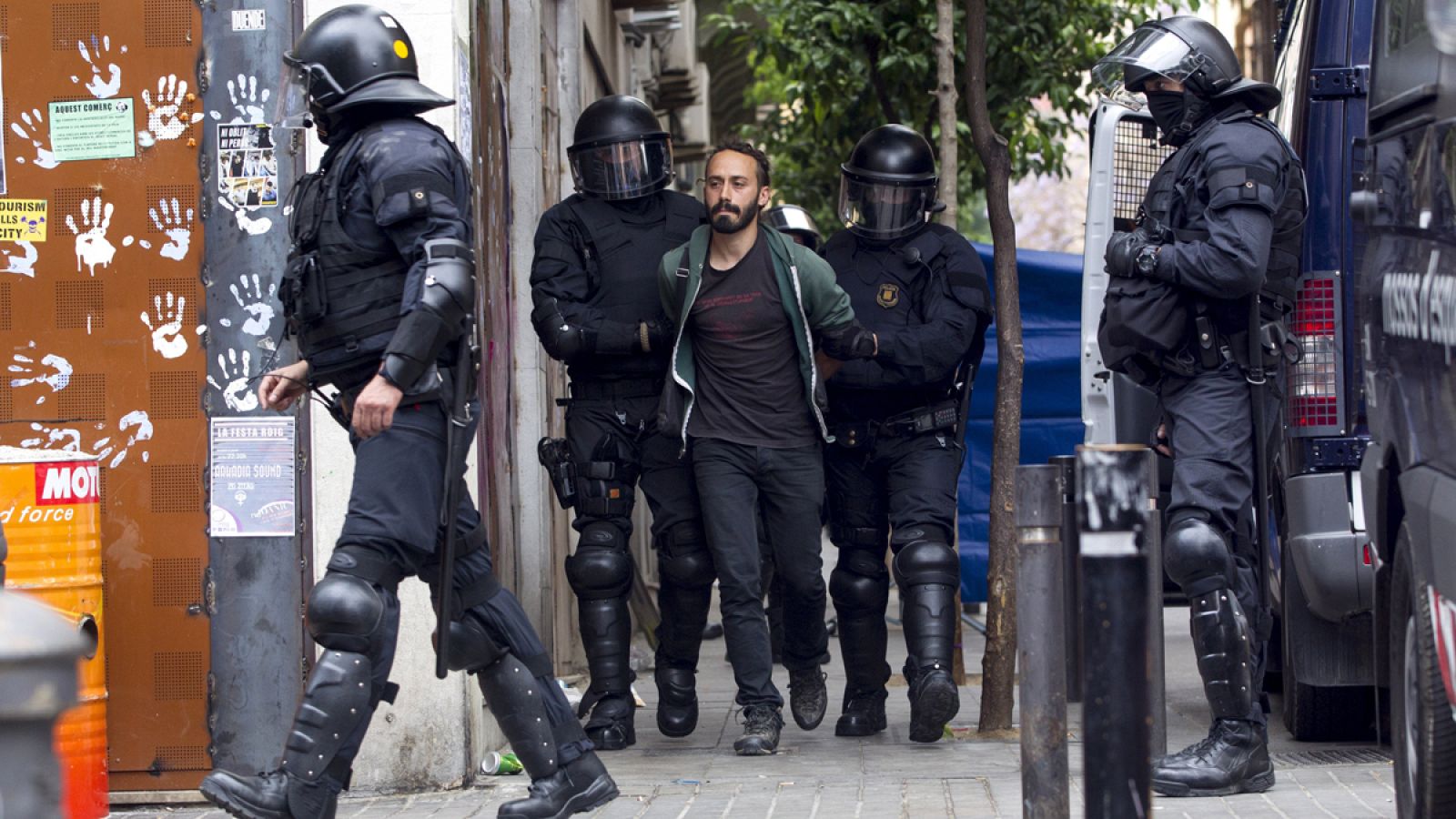 Imagen de la detención este sábado de uno de los okupas que entraron en el "Banco Expropiado"