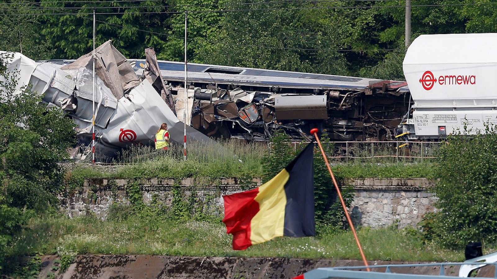 Estado en el que ha quedado el tren de pasajeros que ha chocado contra un mercancias en Saint-Georges-Sur-Meuse, Bélgica
